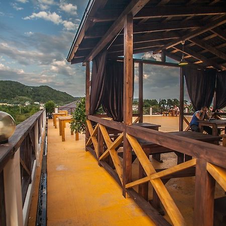 Viktoria Hotel ピツンダ エクステリア 写真